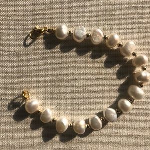 Pearl bracelet with gold filled beads